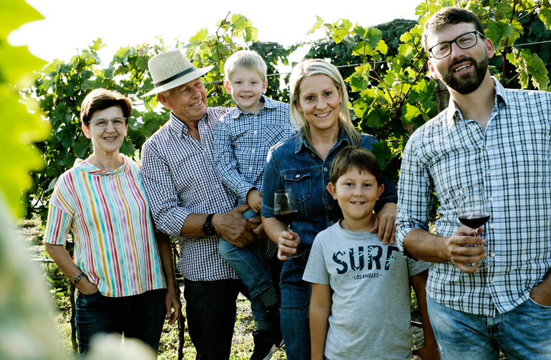 Familie Nekowitsch im Weingarten