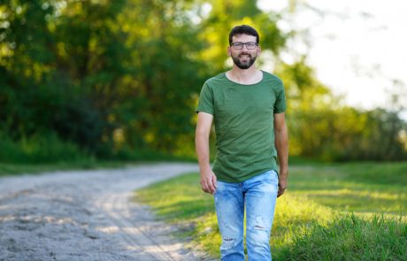 Michael Nekowitsch geht in Illmitz einen Feldweg entlang