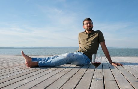 Michael Nekowitsch sitzt auf einem Holzsteg am Neusiedler See in Illmitz